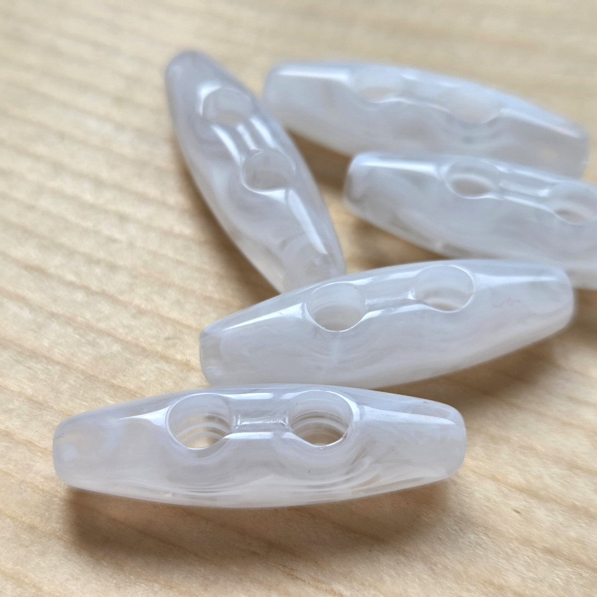 WHITE SWIRL / Resin Toggle Buttons / 31mm / Set of 6