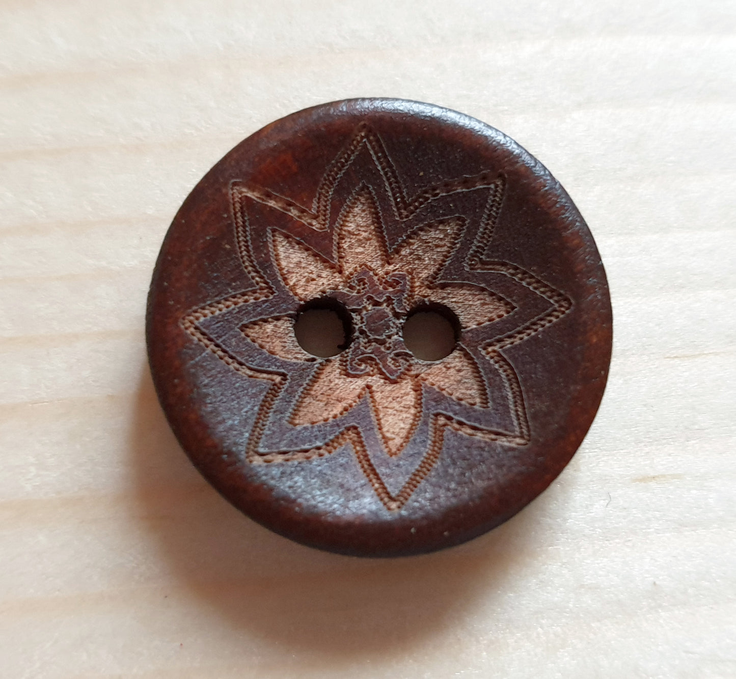 AvoDesigns MANDALA STARFLOWER / Brown 2-Hole Wooden Buttons / 20mm (Set of 6)