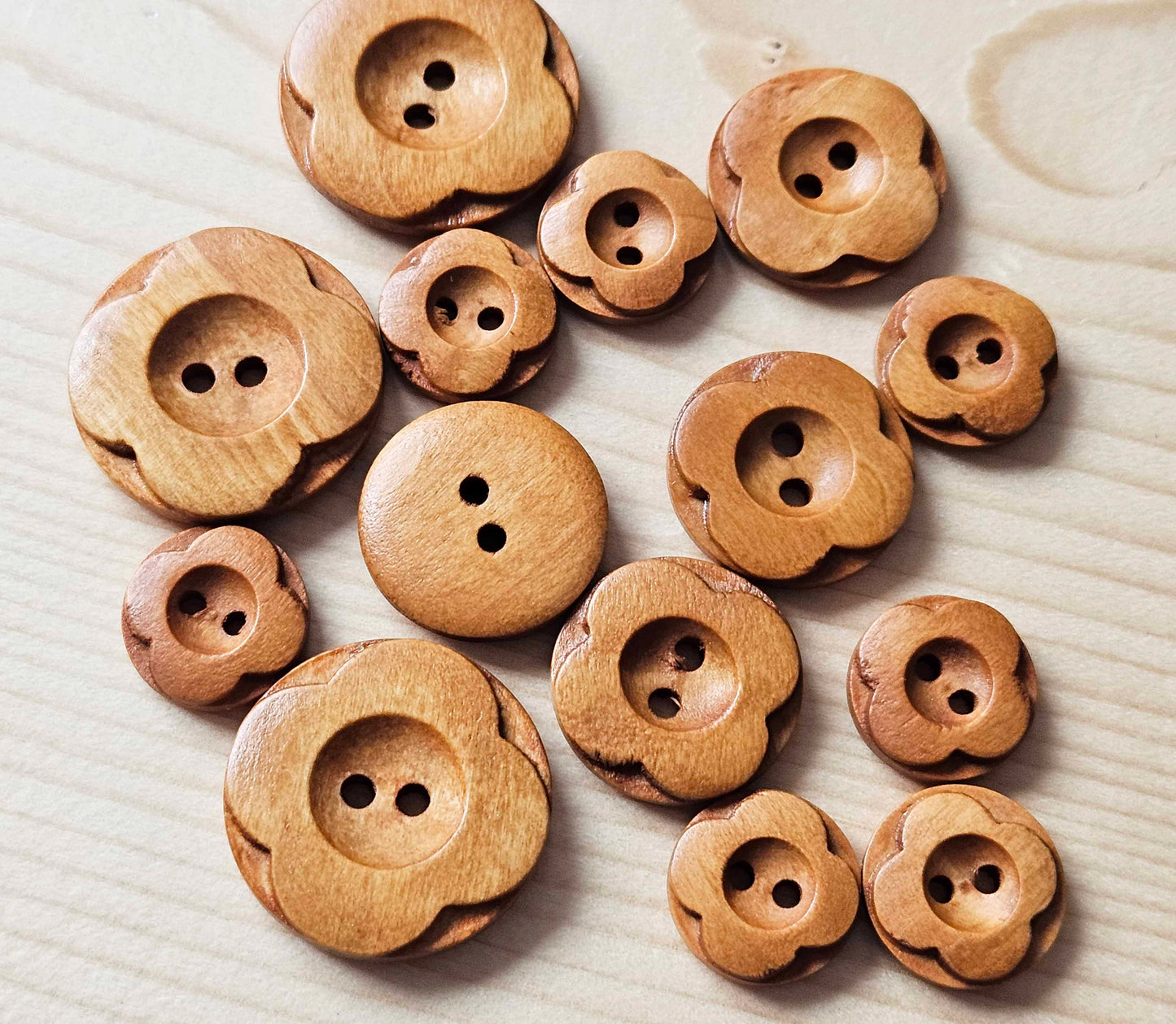 VINTAGE FLOWER ROUND 2-HOLE Light Coffee / 15-25mm / Set of 6 buttons / Wooden buttons / Sewing Buttons