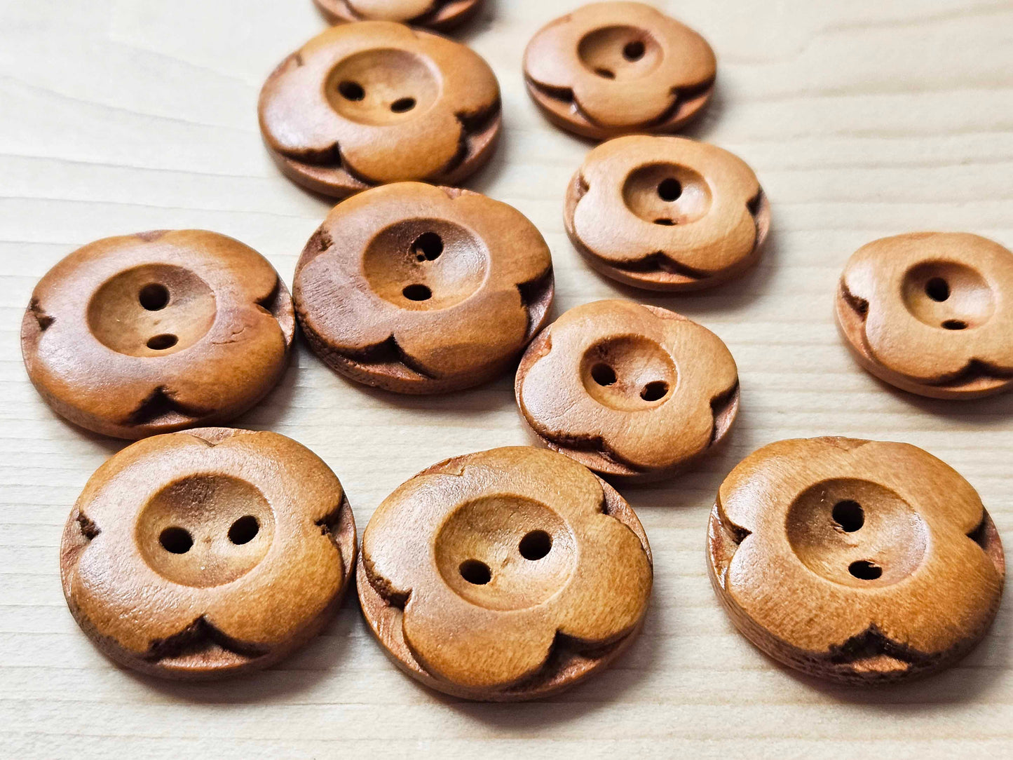 VINTAGE FLOWER ROUND 2-HOLE Light Coffee / 15-25mm / Set of 6 buttons / Wooden buttons / Sewing Buttons