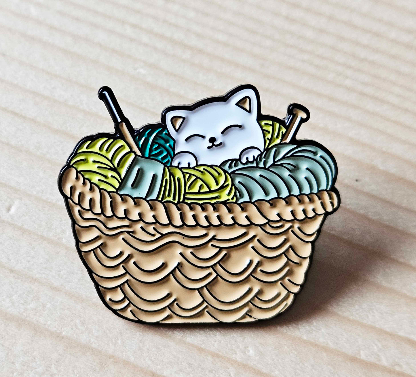 KITTEN IN BASKET / Knitter Pin / Hobby Brooches