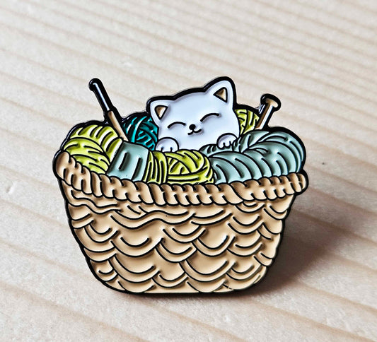 KITTEN IN BASKET / Knitter Pin / Hobby Brooches